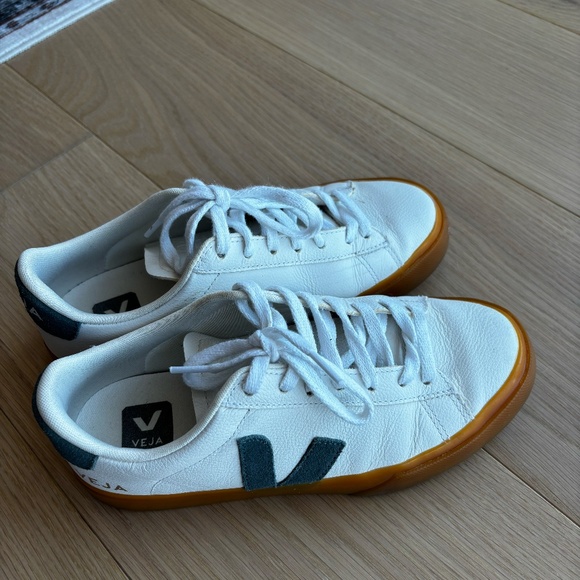 Veja gum sole campo shoes with navy V. - Picture 5 of 8
